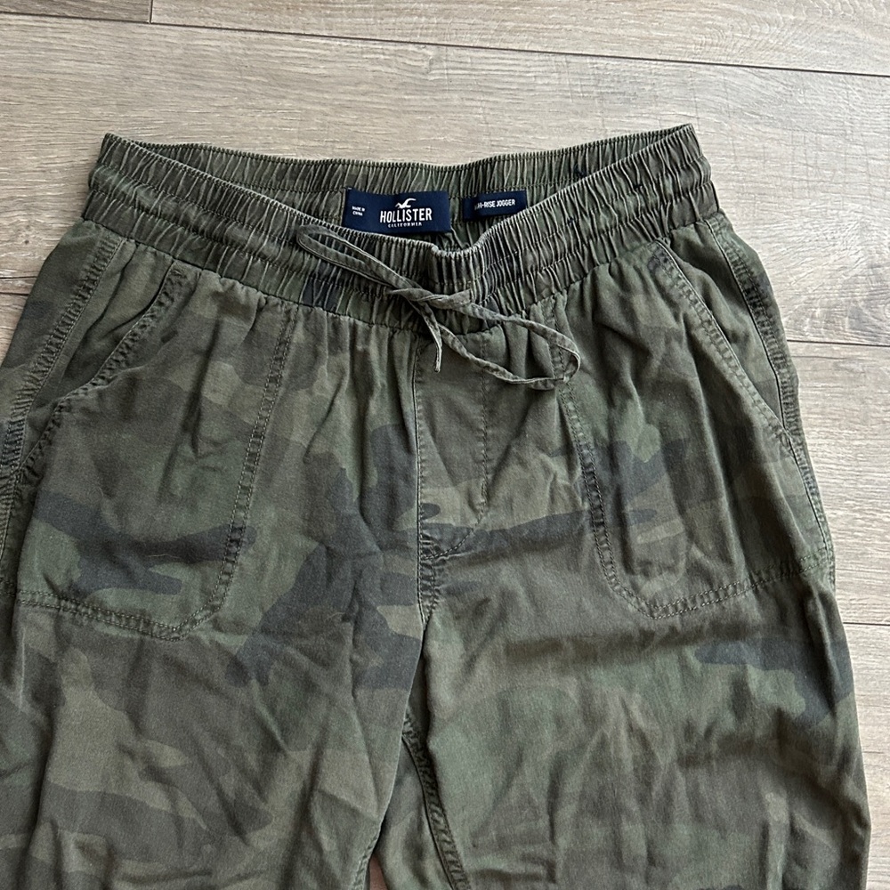 Hollister Light Green Camo Joggers - Picture 5 of 13